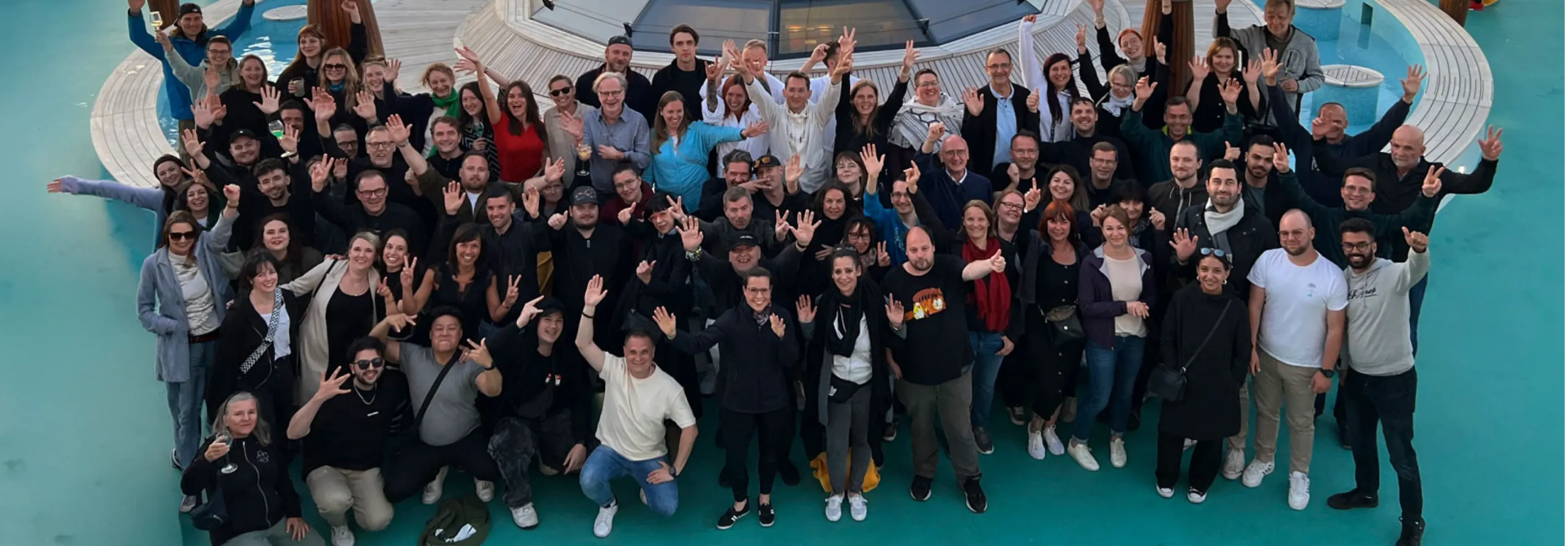 Gruppenbild des index-Teams auf einem Schiff